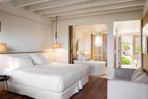 Cama ou camas em um quarto em Hostal Empúries