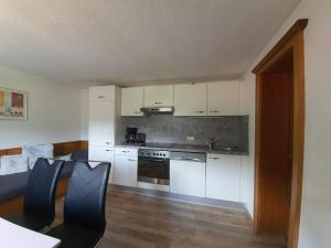 Kuchyň nebo kuchyňský kout v ubytování Haus Alpengruß