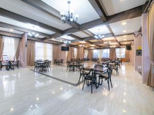 a large banquet hall with tables and chairs at Hotel Casona de Minas in Mineral del Monte