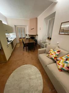 - un salon avec un canapé et une table dans l'établissement Tenuta Mocajo, à Guardistallo