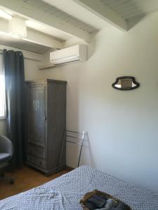um quarto com uma cama e um armário de madeira em Cath's place em Toulon