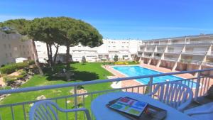 The swimming pool at or close to VACAY Apartamento Laia, respira aire puro, en la Costa Brava, L'Escala!