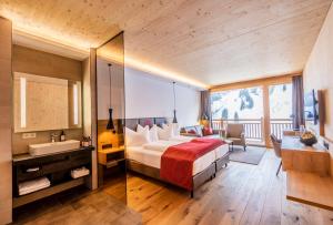 Postel nebo postele na pokoji v ubytování Damülser Hof - Wellness & Spa Superior