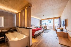 Postel nebo postele na pokoji v ubytování Damülser Hof - Wellness & Spa Superior