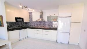 A kitchen or kitchenette at VACAY Apartamento Laia, respira aire puro, en la Costa Brava, L'Escala!