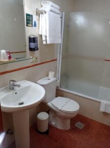 カンガス・デ・オニスにあるHospedaje Torreónのバスルーム(トイレ、洗面台、シャワー付)
