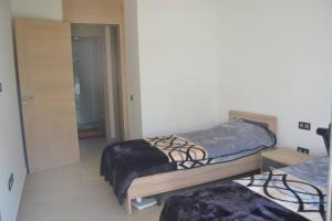 um quarto com 2 camas e um espelho em Appartement Residence Skhirat beach 2 em Skhirat