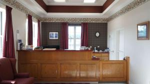 a court room with a wooden bench and avertisement at Rodeway Inn in Beebe