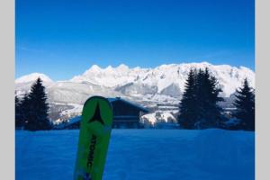 snowboard w śniegu przed górą w obiekcie Unser Juwel in Altenmarkt nahe Flachau w mieście Altenmarkt im Pongau +4 zdjęcia