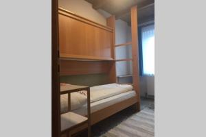 sypialnia z łóżkiem piętrowym i oknem w obiekcie Unser Juwel in Altenmarkt nahe Flachau w mieście Altenmarkt im Pongau
