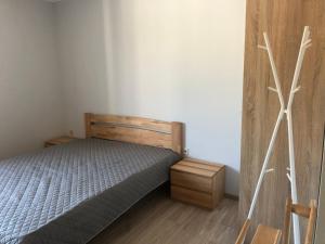 Habitación pequeña con cama y mesita de noche en Апартаменты центр Солнечное Закарпатье en Polyana