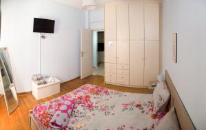una camera con letto e cassettiera di aris apartment a Nauplia