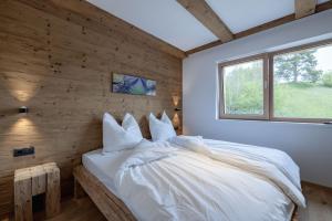 A bed or beds in a room at Franz Johann Appartements - near slopes - Reiteralm