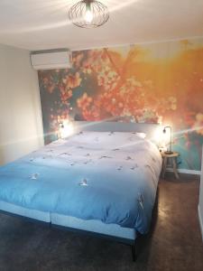 - une chambre avec un lit orné d'une peinture murale dans l'établissement b&b la belle vie, à Érezée