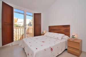 sypialnia z łóżkiem i balkonem w obiekcie 002 Casa Can Salroig ETV12975 by Mallorca Charme w mieście Muro