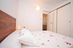 Łóżko lub łóżka w pokoju w obiekcie 002 Casa Can Salroig ETV12975 by Mallorca Charme