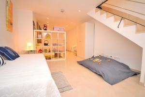 sypialnia z białym łóżkiem i schodami w obiekcie 002 Casa Can Salroig ETV12975 by Mallorca Charme w mieście Muro