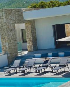 Bazén v ubytování LES VILLAS DU DOMAINE NAPOLEON CORSICA vue mer et piscine nebo v jeho okolí