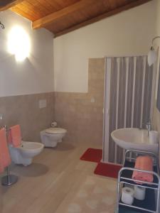 łazienka z 2 toaletami, umywalką i toaletą w obiekcie Sole&Sale w mieście San Teodoro +37 zdjęć