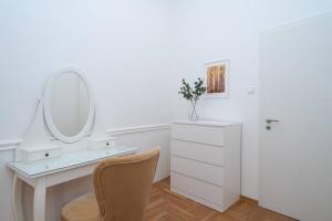 Fotografie z fotogalerie ubytování BEST located, 150 m2 5 bedrooms apt., v Budapešti