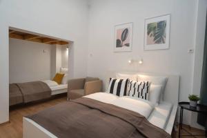 Postel nebo postele na pokoji v ubytování BEST located, 150 m2 5 bedrooms apt.,
