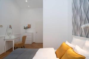 Postel nebo postele na pokoji v ubytování BEST located, 150 m2 5 bedrooms apt.,