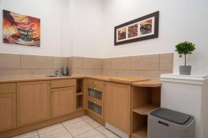 Kuchyň nebo kuchyňský kout v ubytování BEST located, 150 m2 5 bedrooms apt.,