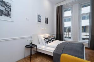 Postel nebo postele na pokoji v ubytování BEST located, 150 m2 5 bedrooms apt.,