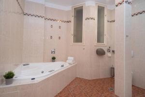 Koupelna v ubytování BEST located, 150 m2 5 bedrooms apt.,