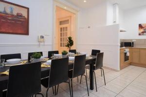 Kuchyň nebo kuchyňský kout v ubytování BEST located, 150 m2 5 bedrooms apt.,