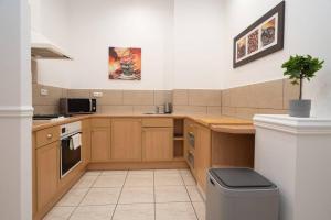 Kuchyň nebo kuchyňský kout v ubytování BEST located, 150 m2 5 bedrooms apt.,