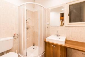 Koupelna v ubytování BEST located, 150 m2 5 bedrooms apt., + 35 fotografií
