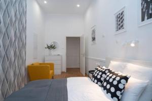 Postel nebo postele na pokoji v ubytování BEST located, 150 m2 5 bedrooms apt.,