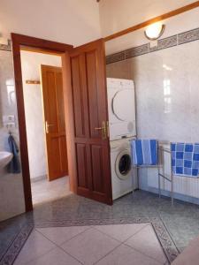 une salle de bains avec lave-linge et sèche-linge dans une chambre dans l'établissement Finca La Paz, à Puntagorda