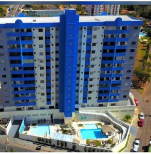 una vista aérea de un gran edificio azul y blanco en Flat no Cézar's Park, en Caldas Novas