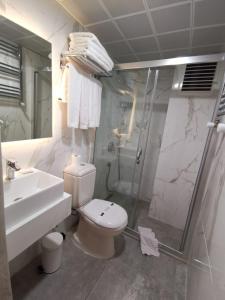 Ett badrum på Temizay Hotel