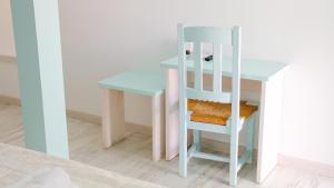 uma mesa e cadeira ao lado de uma mesa e um espelho em Hotel La Torre em Tarifa