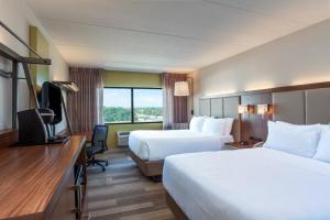 TV a/nebo společenská místnost v ubytování Holiday Inn Express Hauppauge-Long Island by IHG