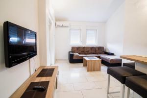 TV a/nebo společenská místnost v ubytování Central Apartment with Jacuzzi