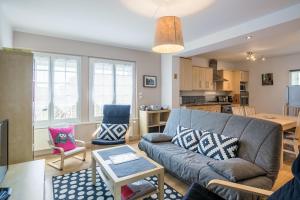 a living room with a couch and a table at Le Sainte Anne in Saint Malo
