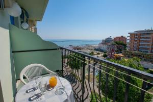 uma varanda com uma mesa e vista para o oceano em Hotel Bristol em Misano Adriatico