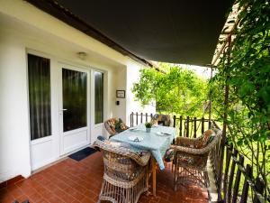 Rõdu või terrass majutusasutuses Liget Holiday Home
