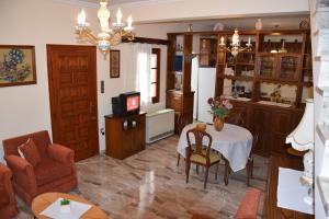 Ο χώρος του lounge ή του μπαρ στο Naoussa Center Cycladic House