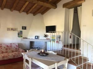 Televiisor ja/või meelelahutuskeskus majutusasutuses Agriturismo Fioredda
