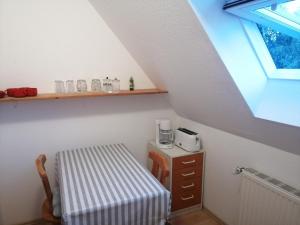 a small room with a table and a window at Katzensprung zum Wald in Malchow