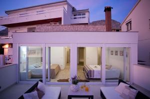 Posedenie v ubytovaní Apartment in Duce with sea view, terrace, air conditioning, Wi-Fi (3425-10)