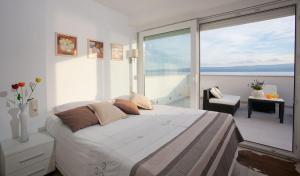 Posteľ alebo postele v izbe v ubytovaní Apartment in Duce with sea view, terrace, air conditioning, Wi-Fi (3425-10)