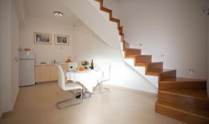 Kuchyňa alebo kuchynka v ubytovaní Apartment in Duce with sea view, terrace, air conditioning, Wi-Fi (3425-10)