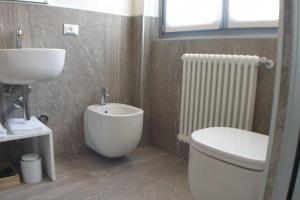 A bathroom at LA FINESTRA SUL FIUME-GRAZIOSA MANSARDA.CIR 014O74