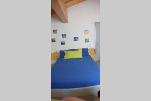 A bed or beds in a room at LA FINESTRA SUL FIUME-GRAZIOSA MANSARDA.CIR 014O74
